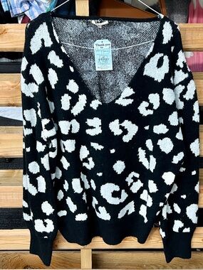 Black & White Leopard-Print V‑Neck Sweater